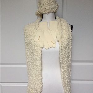 NWOT Jaclyn Smith Winter White Hat/Scarf/Glove Set